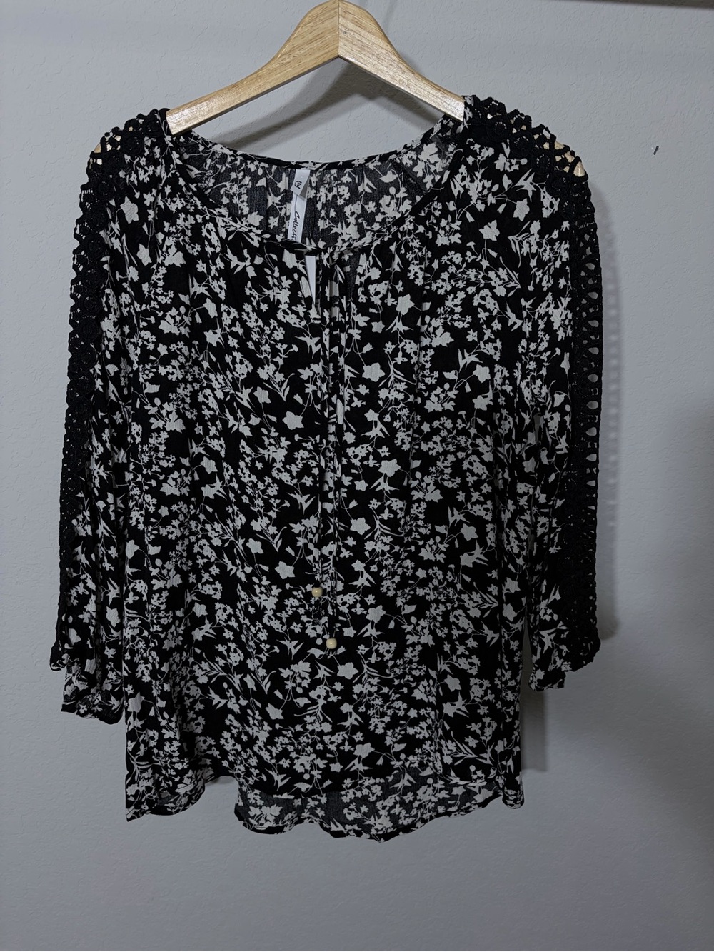 NY Collection Women’s Black & White Floral  Top with Lace Sleeves